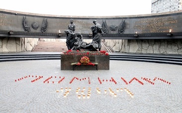 Волонтеры Победы в 4 утра выложили свечами «1941 Помним»