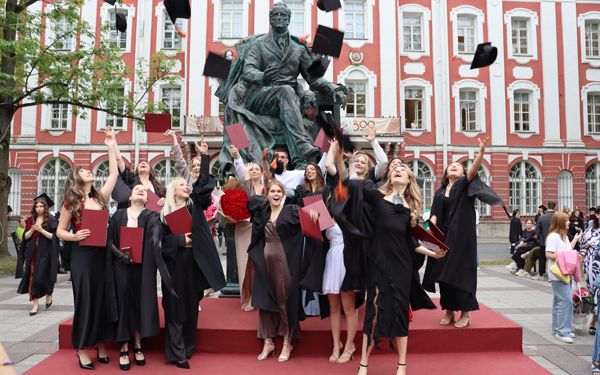 Более 200 выпускников факультета психологии СПбГУ получили дипломы
