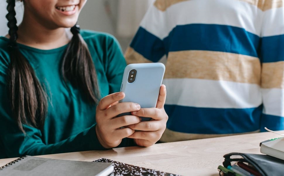 Связь незащищенности от манипуляций с личностными характеристиками подростков